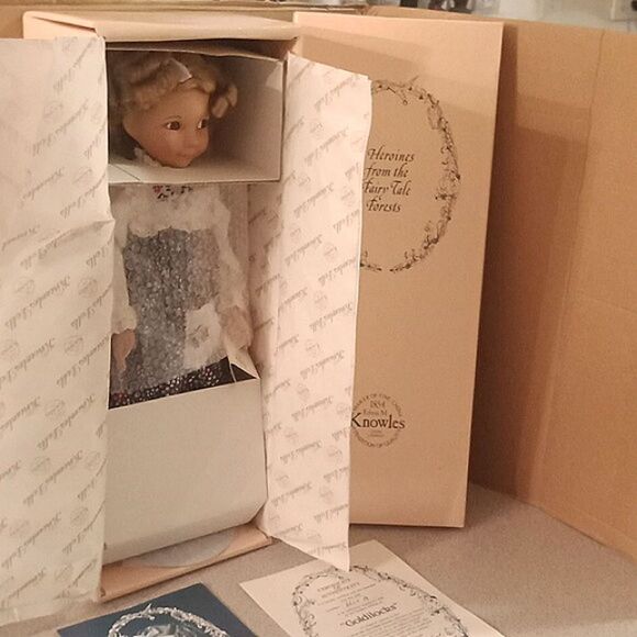 GOLDILOCKS 15" porcelain doll NIB COMPLETE AND ORIGINAL PACKAGING - Picture 7 of 9